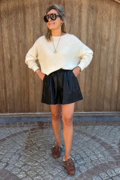 Mae short lederlook zwart