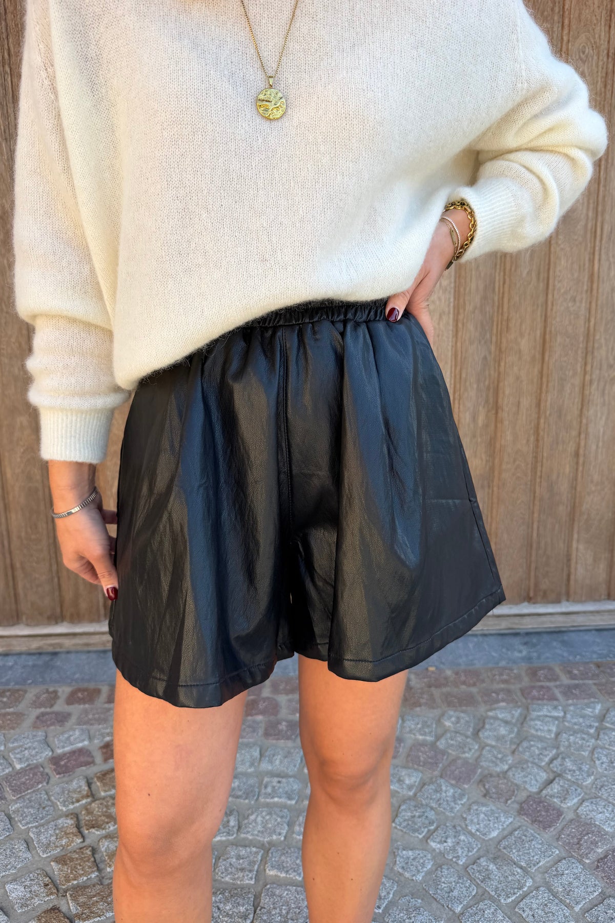 Mae short lederlook zwart