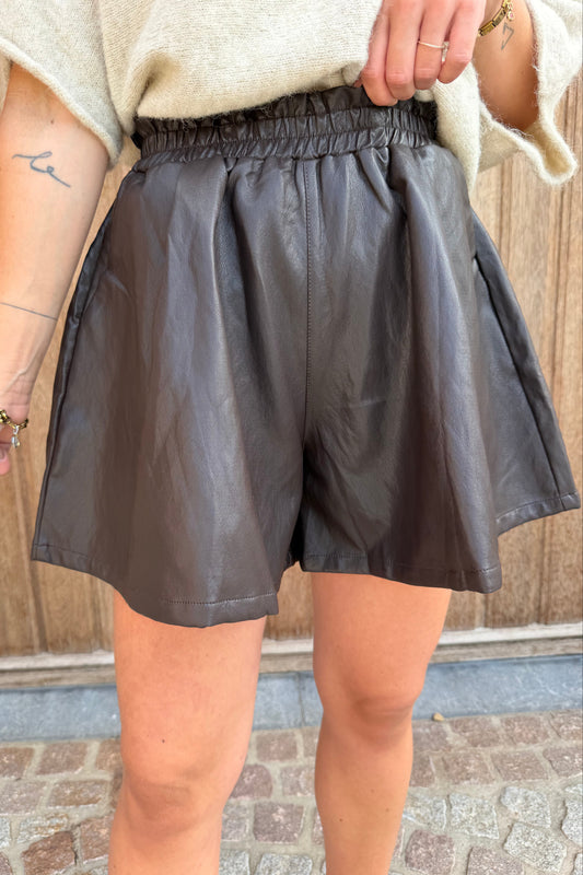 Mae Short lederlook